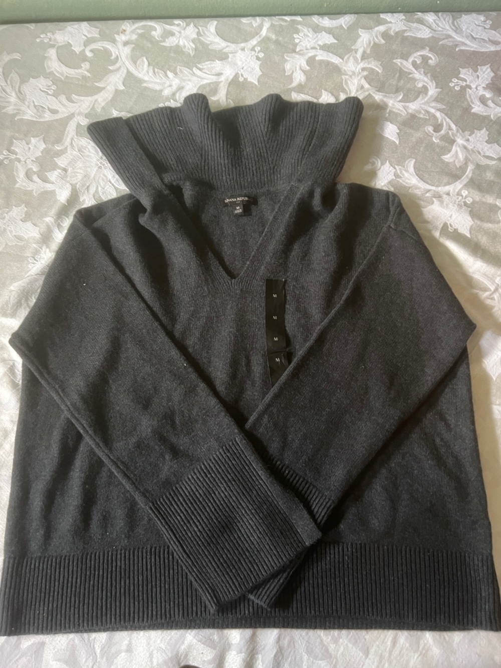 Banana Republic Women's Turtleneck Sweater Gray Medium NWT